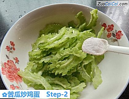 苦瓜炒鸡蛋做法第二步骤