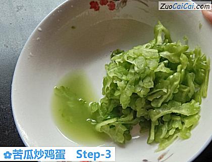 苦瓜炒鸡蛋做法第三步骤