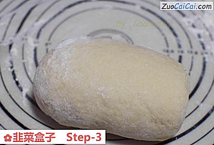 韭菜盒子做法第三步骤