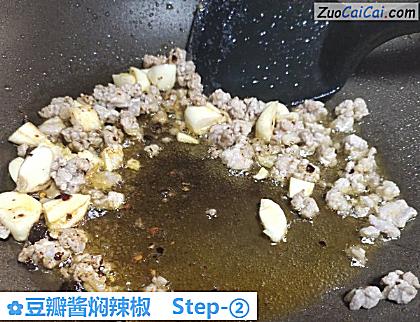 豆瓣酱焖辣椒做法第二步骤