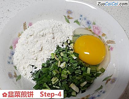韭菜煎饼做法第四步骤