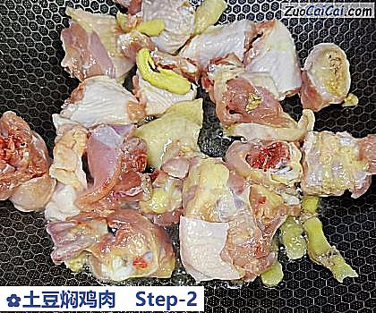 土豆焖鸡肉做法第二步骤