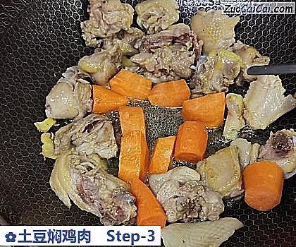 土豆焖鸡肉做法第三步骤