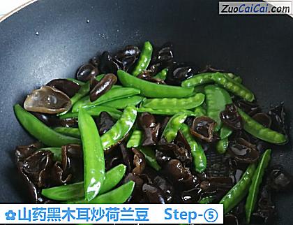山药黑木耳炒荷兰豆做法第五步骤
