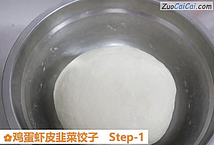 鸡蛋虾皮韭菜饺子做法第一步骤