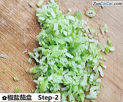 椒盐茄盒做法第二步骤