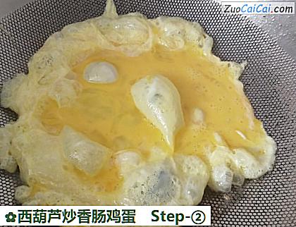 西葫芦炒香肠鸡蛋做法第二步骤
