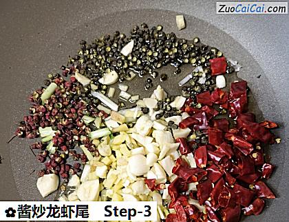 酱炒龙虾尾做法第三步骤