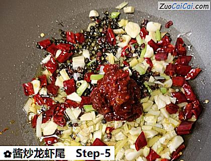 酱炒龙虾尾做法第五步骤
