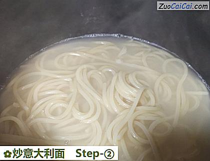 炒意大利面做法第二步骤