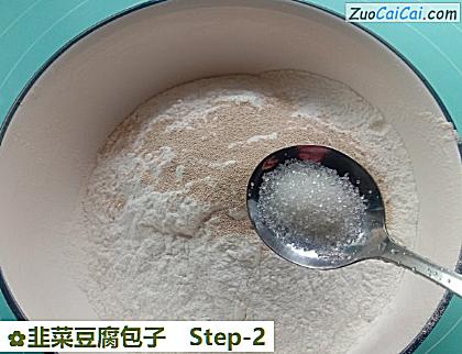 韭菜豆腐包子做法第二步骤