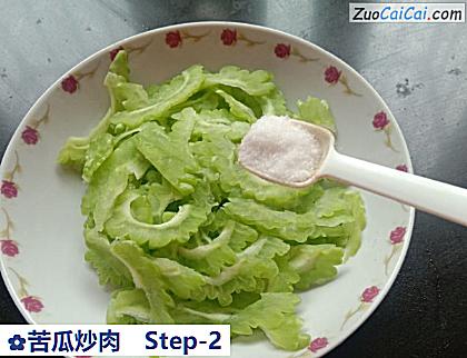 苦瓜炒肉做法第二步骤