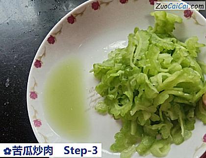 苦瓜炒肉做法第三步骤