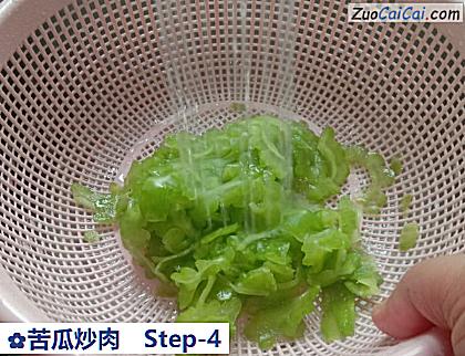 苦瓜炒肉做法第四步骤