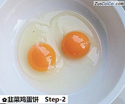 韭菜鸡蛋饼做法第二步骤