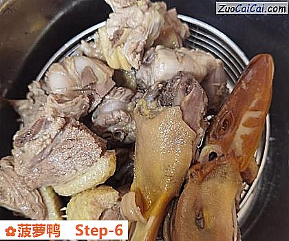 菠萝鸭做法第六步骤