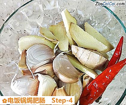 电饭锅焗肥肠做法第四步骤