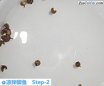 凉拌鲫鱼做法第二步骤