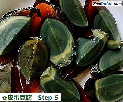 皮蛋豆腐做法第五步骤