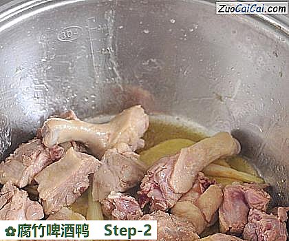 腐竹啤酒鸭做法第二步骤