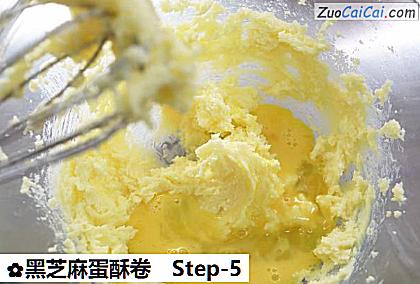 黑芝麻蛋酥卷做法第五步骤