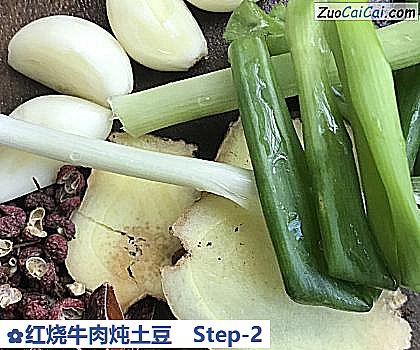 红烧牛肉炖土豆做法第二步骤