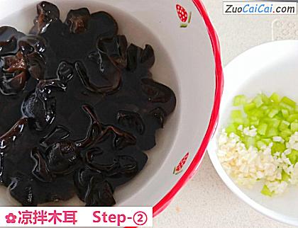 凉拌木耳做法第二步骤