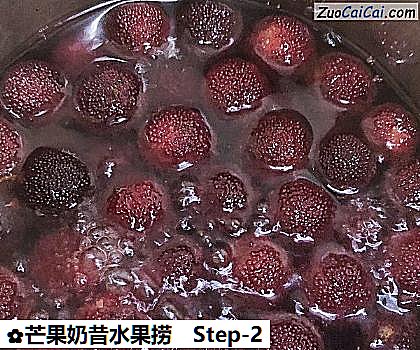 芒果奶昔水果捞做法第二步骤