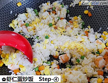 虾仁蛋炒饭做法第四步骤