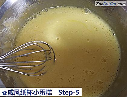 戚风纸杯小蛋糕做法第五步骤