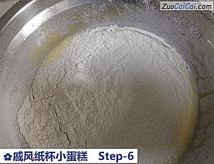 戚风纸杯小蛋糕做法第六步骤