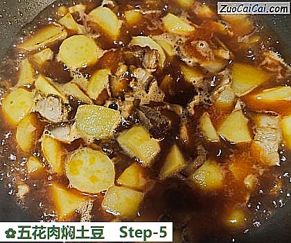 五花肉焖土豆做法第五步骤