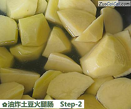 油炸土豆火腿肠做法第二步骤