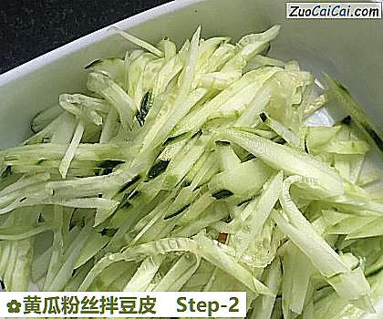 黄瓜粉丝拌豆皮做法第二步骤