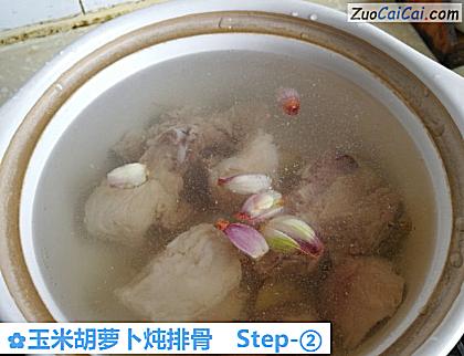 玉米胡萝卜炖排骨做法第二步骤