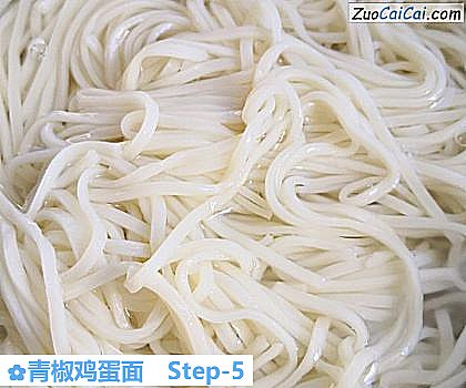 青椒鸡蛋面做法第五步骤
