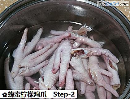 蜂蜜柠檬鸡爪做法第二步骤