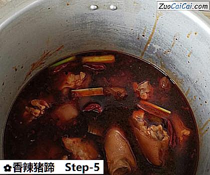 香辣猪蹄做法第五步骤