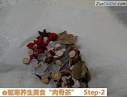 驱寒养生美食“肉骨茶”做法第二步骤