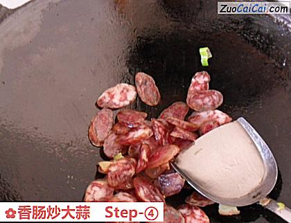 香肠炒大蒜做法第四步骤
