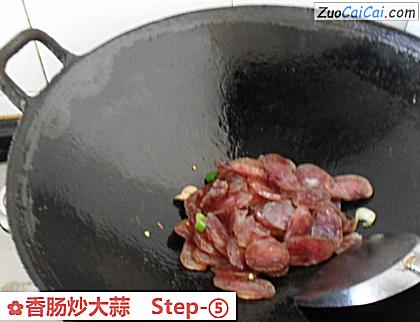 香肠炒大蒜做法第五步骤
