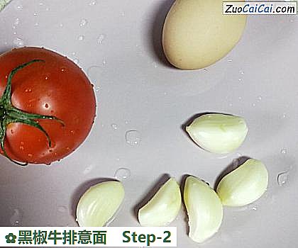 黑椒牛排意面做法第二步骤