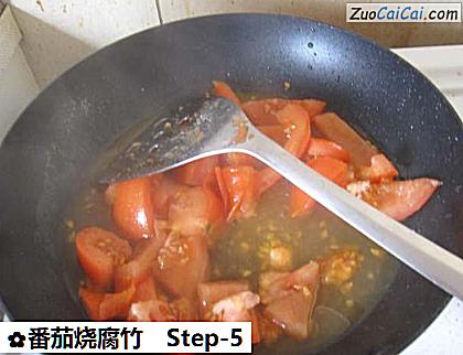 番茄烧腐竹做法第五步骤