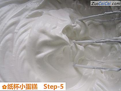 纸杯小蛋糕做法第五步骤