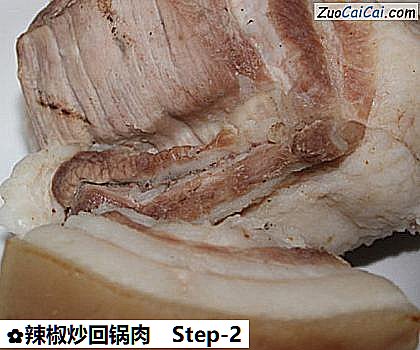 辣椒炒回锅肉做法第二步骤