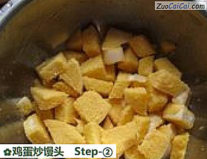 鸡蛋炒馒头做法第二步骤