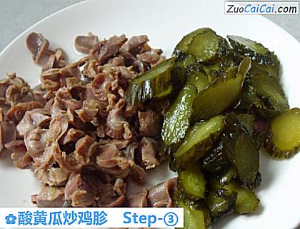 酸黄瓜炒鸡胗做法第三步骤