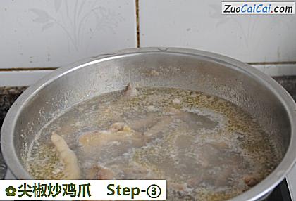 尖椒炒鸡爪做法第三步骤