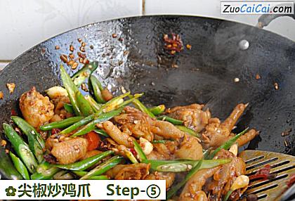 尖椒炒鸡爪做法第五步骤