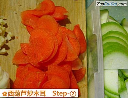 西葫芦炒木耳做法第二步骤